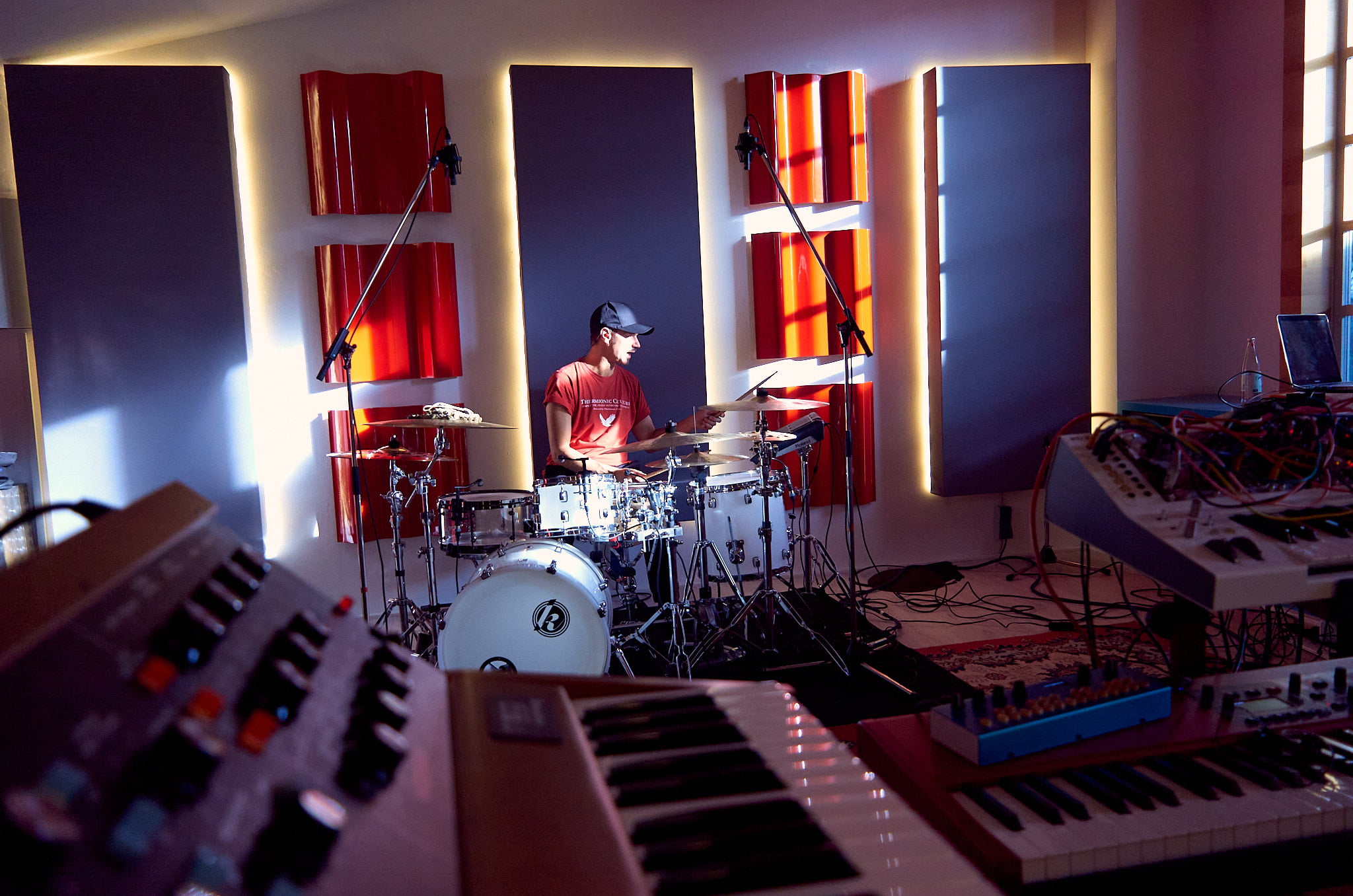 Tambores de estúdio num estúdio de gravação acusticamente tratado